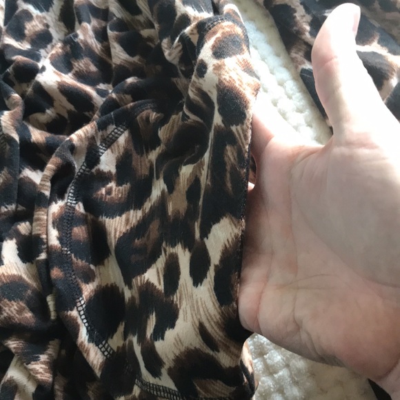 Robert Louis leopard print Hacci with removable tassel scarf Size Med.Brand New - Picture 9 of 10